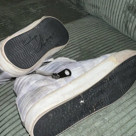 Vintage Havana Stylish White High-Top Sneakers with Star Accents - Picture 6 of 6